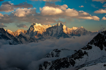 Fototapeta na wymiar Гималаи раскинулись на территории Индии, Непала, Тибетского автономного района Китая, Пакистана и Бутана. Предгорья Гималаев также занимают крайнюю северную часть Бангладеш