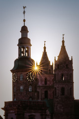 Sonnenuntergang zwischen den Türmen der Dreifaltigkeitskirche und des Dom St. Peter zu Worms