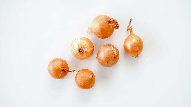 Świeże cebule leżące na białym tle