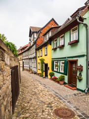 Fototapeta na wymiar Historische Straße in Quedlinburg im Harz