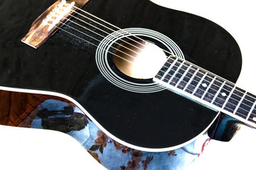 Obraz premium Acoustic guitar laying on bed low angle shot from bottom with plectrum on the body