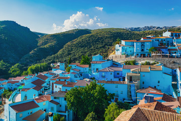 Juzcar la città dei Puffi immersa tra le montagne nelle vicinanze di Ronda, Malaga, Andalusia, Spagna