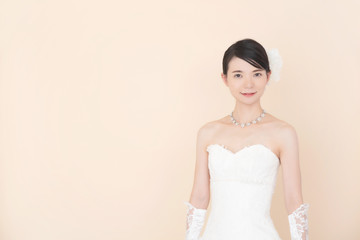 ウェディングドレスを着た女性