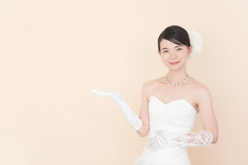 ウェディングドレスを着た女性