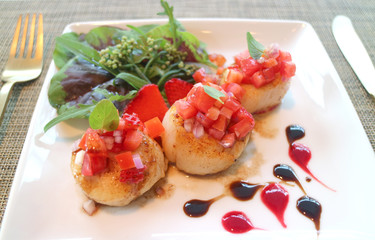 Delectable Seared Sea Scallops with Tomato Salsa and Green Salad