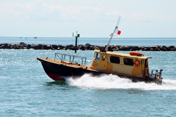 Naklejka premium Miami based Pilot boat heading out to sea to escort a ship back to port
