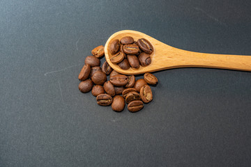 スプーンですくった珈琲豆