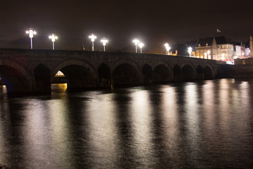 Fototapeta na wymiar Sint servaas brdige in Maastricht by night