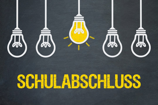 Schulabschluss / Tafel mit Gl&uuml;hbirnen