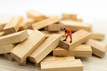 Miniature people : Workers are cleared of the problems of the wood that is unregulated, image use for solving problems, finding a solution, business concept.