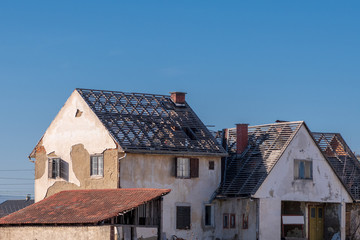 Ausgebranntes altes Mehrfamilienhaus