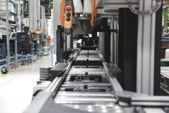 A roller conveyor chain and roller conveyor belt