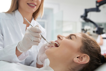 Obraz na płótnie Canvas Dentist treating woman's teeth in dentistry.