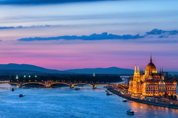 Obraz na płótnie Canvas Evening in City of Budapest