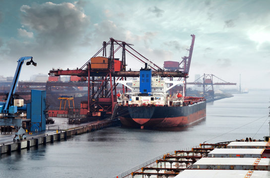 cago g&eacute;ant dans le port
