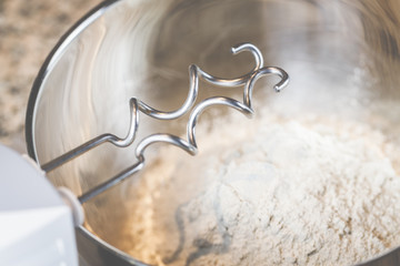 Brot backen in der Küche, mit Mehl, Wasser und einem Rührgerät.