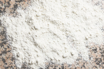 Brot backen in der Küche, mit Mehl, Wasser und einem Rührgerät.