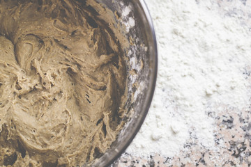 Brot backen in der Küche, mit Mehl, Wasser und einem Rührgerät.