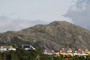 Häuser am Berghang in Norwegen