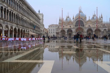 Acqua alta à Venise, basilique San Marco se réflétant dans l'eau sur la place Saint-Marc inondée (Italie)