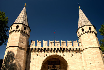 Fototapeta na wymiar The main entrance to the Topkapi Palace is the main palace of the Ottoman Empire. Istanbul, Turkey.
