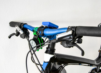 Detalle y accesorios de la parte frontal de una bicicleta.