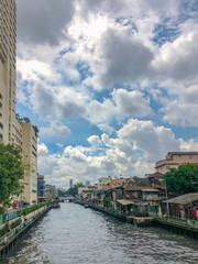 Sean Saep canel with the building, slam opposit in the day of open sky.