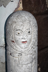 Fototapeta na wymiar Totem di marmo faccia femminile