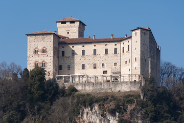Fototapeta na wymiar la Rocca di Angera sul lago Maggiore