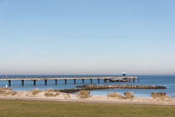 Fototapeta na wymiar Der Ostküsten-Radweg an der Ostseeküste entlang hier Radwanderer vor der Seebrücke in Schönberger Strand