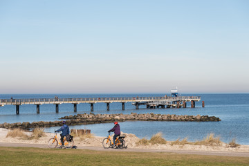 Der Ostküsten-Radweg an der Ostseeküste entlang hier Radwanderer vor der Seebrücke in...