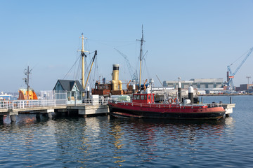 Fototapeta na wymiar Der Hafen von Kiel, der Blick von der Seegartenbrücke hinüber nach Kiel Gaarden über die Inneförde Dort befinden sich die Werften, ein wichtiger Industriezweig der kieler Wirtschaft