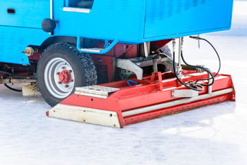 The car for polishing the ice surface of the ice rink for winter entertainment rides and restores the ice.