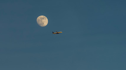 Flugzeug vor dem (fast) Vollmond