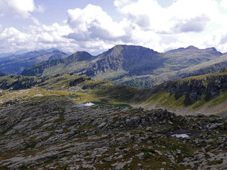 bella vista delle cime montuose dolomitiche in italia, in estate
