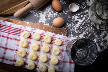 Kluski  śląskie. Domowe kluski na kuchennym blacie. © JacZia
