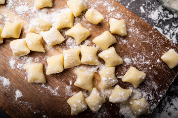 Gnocchi. Domowe kluski na kuchennym blacie.