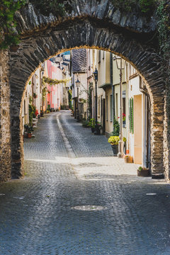 Boppard Altstadtgasse mit historischem Stadttor