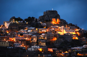 Il meraviglioso borgo di Bova innevato in una serata d'inverno.