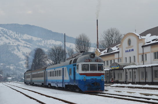 Alter Regionalzug in Rachiw, Ukraine