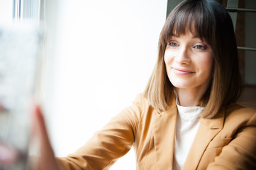 Obraz premium Woman speak by videoconference on her smartphone