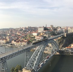 Puente Don Luis I con tren en Oporto, Portugal