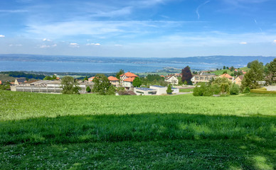 Fototapeta na wymiar Blick auf Häuser und den Bodensee (Lake Constance)
