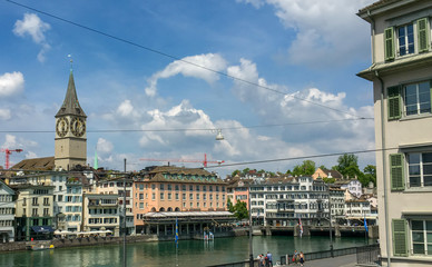 Innenstadt von Zürich bei schönem Wetter mit Blick auf die Limmat