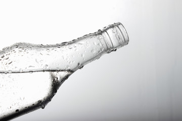 Botella de vidrio con gotas de agua
