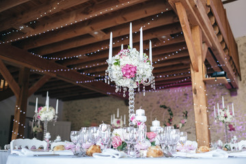 Fototapeta na wymiar Simple, rustic and classy table decoration for high-end reception in pink and white tones