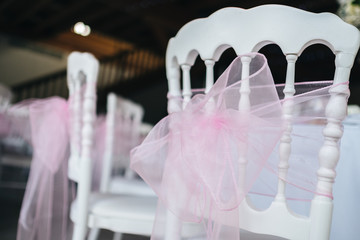 Simple, rustic and classy table decoration for high-end reception in pink and white tones