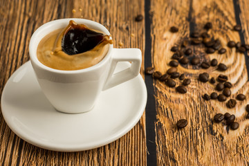 ranní silná černá káva