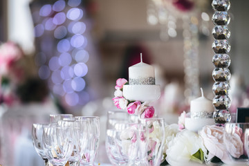 Simple, rustic and classy table decoration for high-end reception in pink and white tones