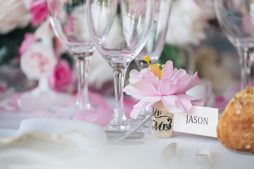 Simple, rustic and classy table decoration for high-end reception in pink and white tones